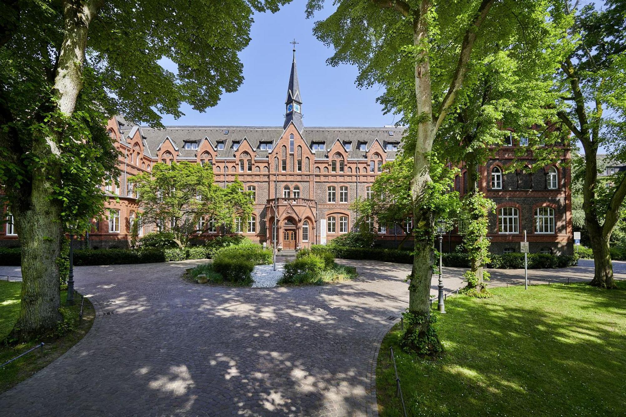 Hotel Mutterhaus 4*